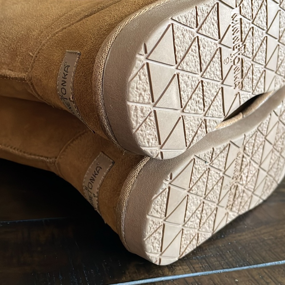 Minnetonka  Women’s  Olympia Suede Boots.  Sheepskin Lining Easy Slip On.  NWOT - Picture 8 of 15